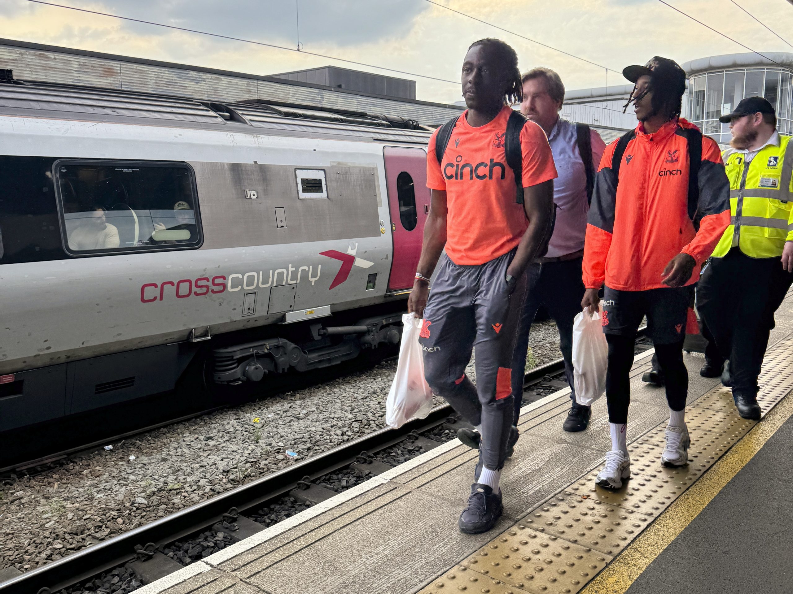 Арсенал потвърди интереса си към английската звезда Еберечи Езе, докато Ливърпул и Манчестър Сити следят играча на стойност £68 милиона